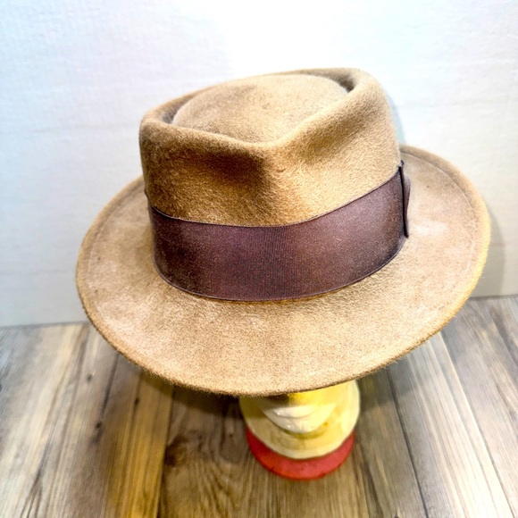 Tomaz & Williamson Classic Beige Fedora Hat Size 7 1/8 made in Canada Leather